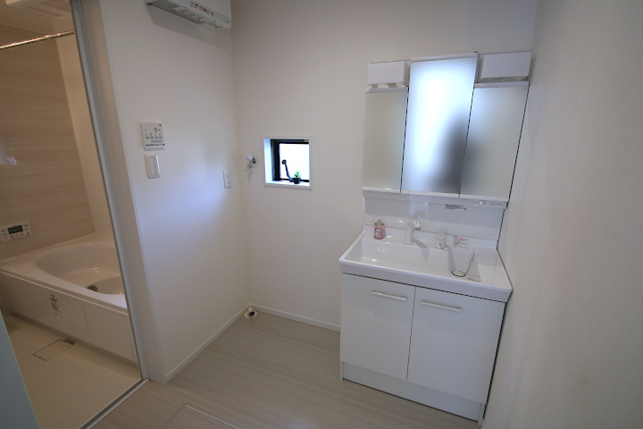 洗面台は三面鏡タイプで洗髪もできるハンドシャワー(ホース収納式)が付いています。