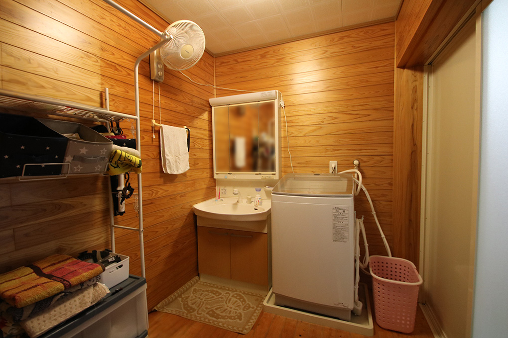 洗面所は脱衣棚も楽々と配置できる広さがあります。
