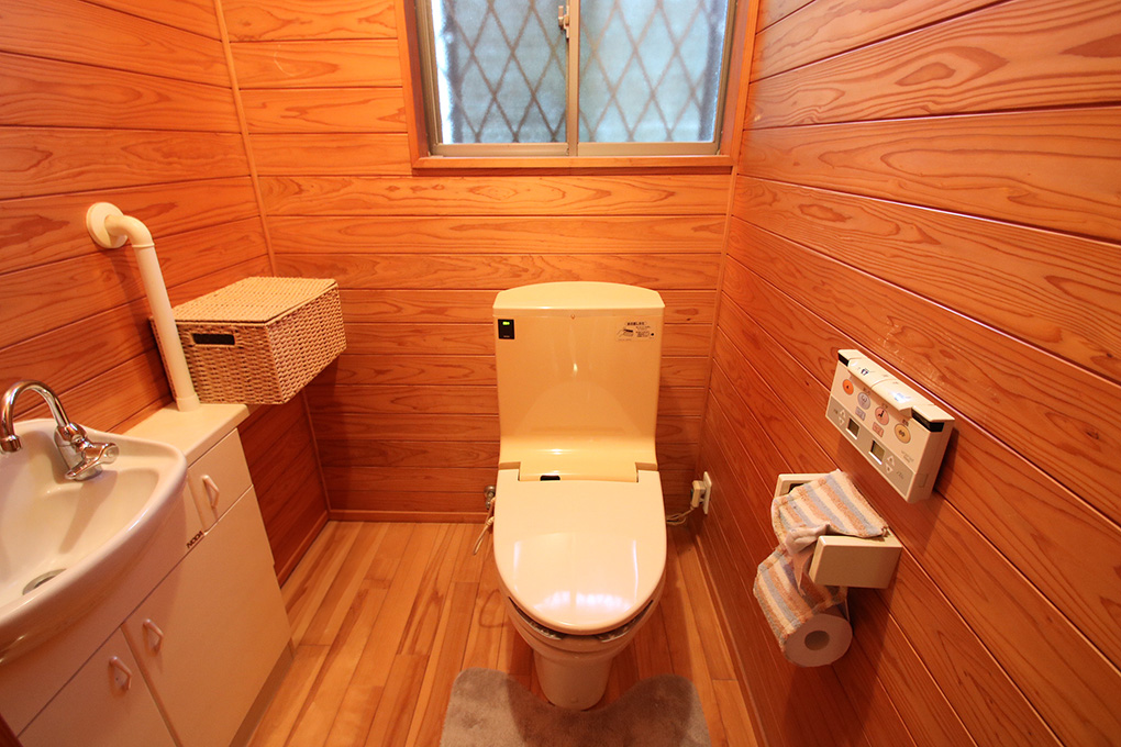 トイレの壁は調湿効果のある無垢板を使用しており、落ち着きのある空間に仕上がっています。