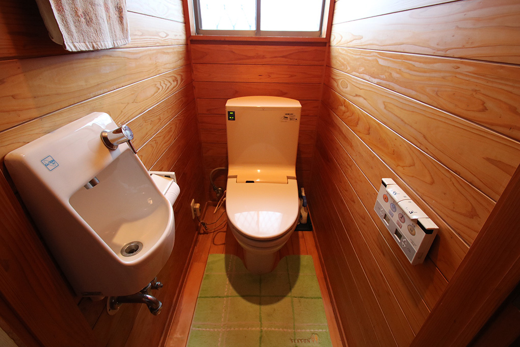 トイレには温水便座と手洗器も設置しています。