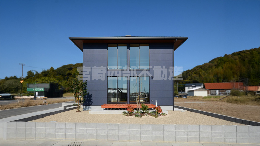 落ち着いた外壁と整った外構が印象的です。