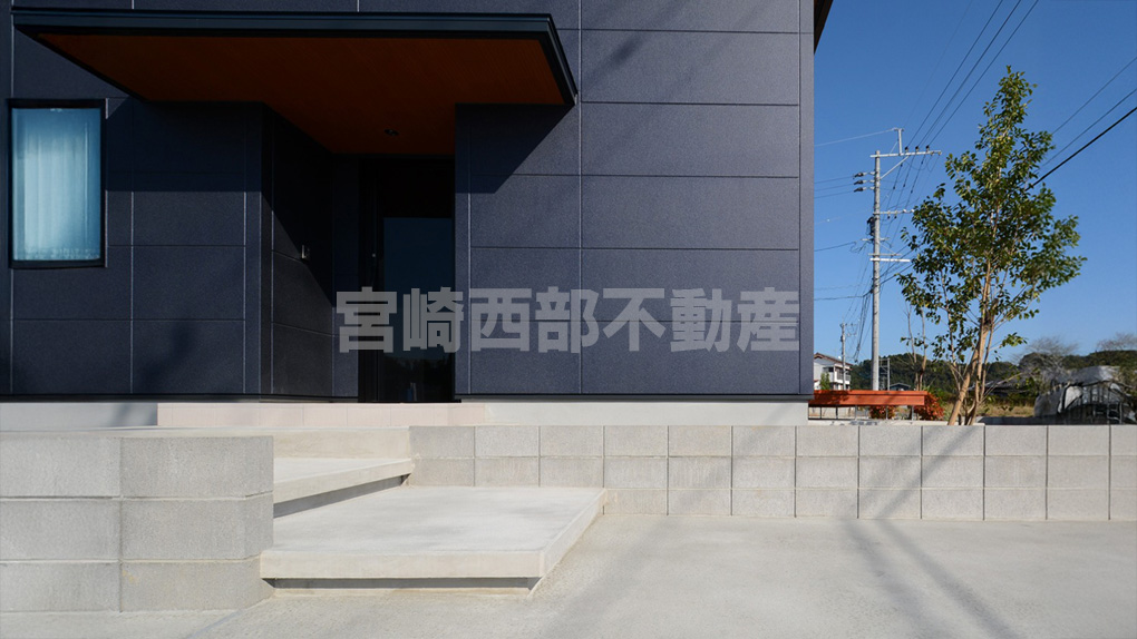 玄関への動線が美しく整った外構です。