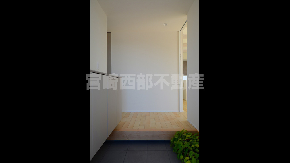 明るく開放的な玄関が来訪者を迎えます。