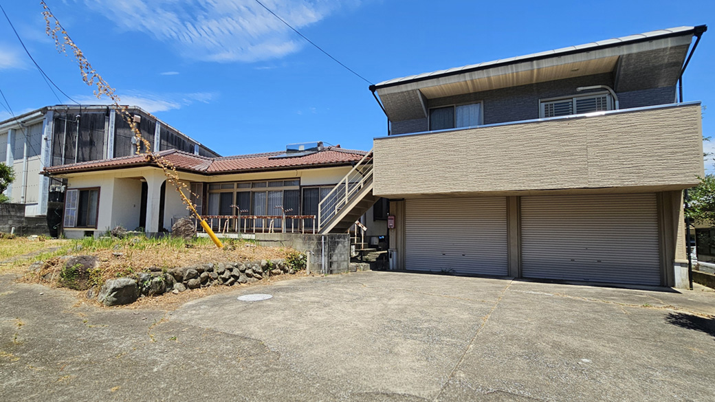 隣り合う2階建と平屋を一望。二つの建物をまとめて使う暮らしが始まります。