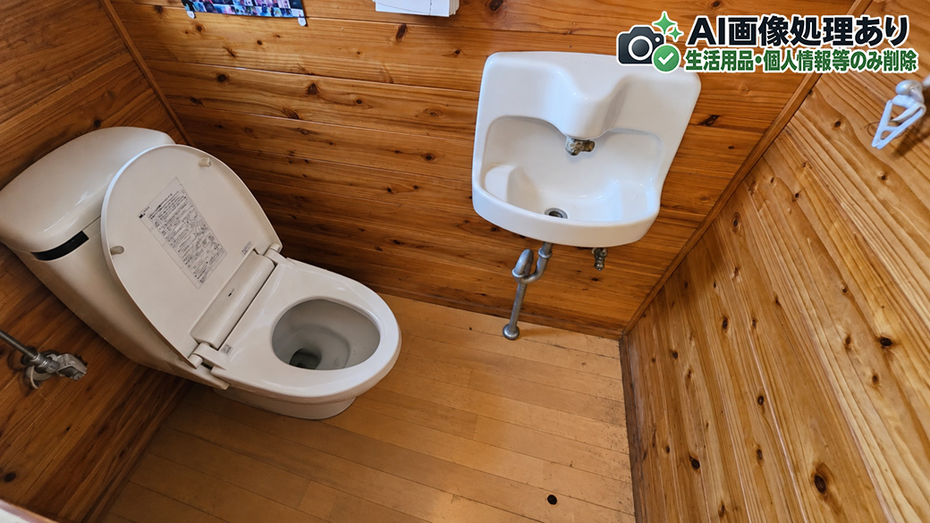 木の内装をトイレまで統一。住戸全体に続く素材感がここでも感じられます。