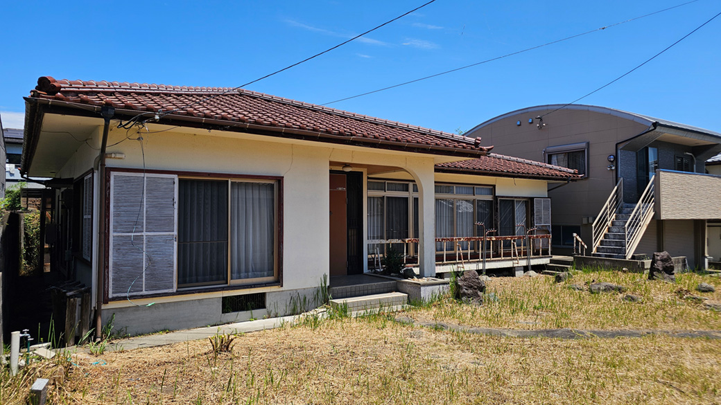 瓦屋根の平屋外観。2階建とは異なる佇まいを残し、再生後の姿を想像させます。