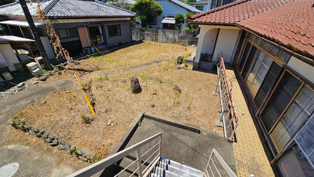 2階建側から平屋を望む一枚。隣接する二つの物件の距離感がつかめます。