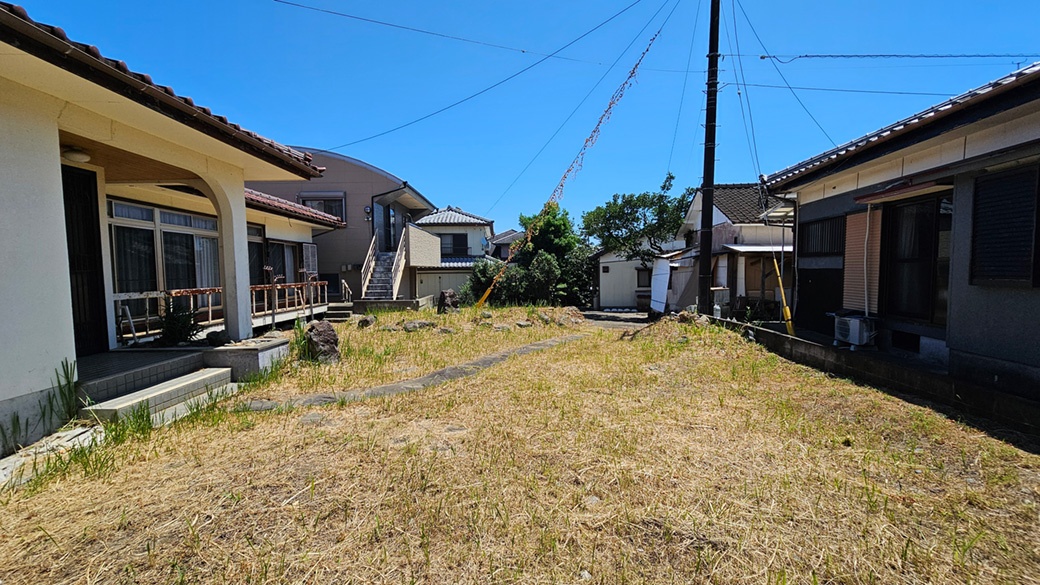 平屋側の外部空間には土や砂利が残り、建物の再生と一緒に庭づくりを考えられます。