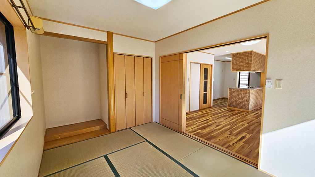 日本の伝統的な美を感じさせながらも、モダンな生活様式に合わせて調和された和室。