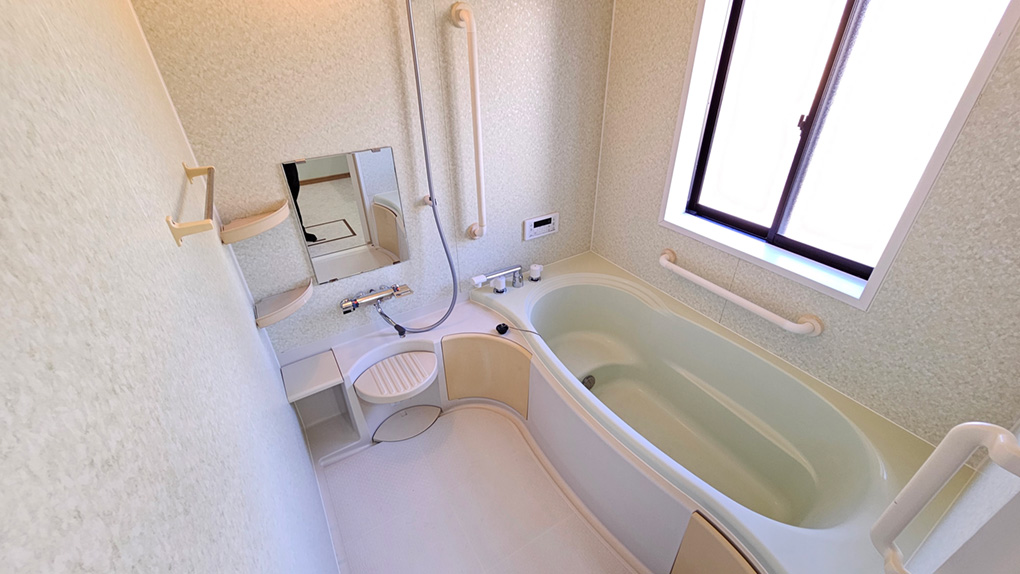 浴室は手入れがしやすいユニットバスで、洗い場も広く、親子で入れる広さがあります。