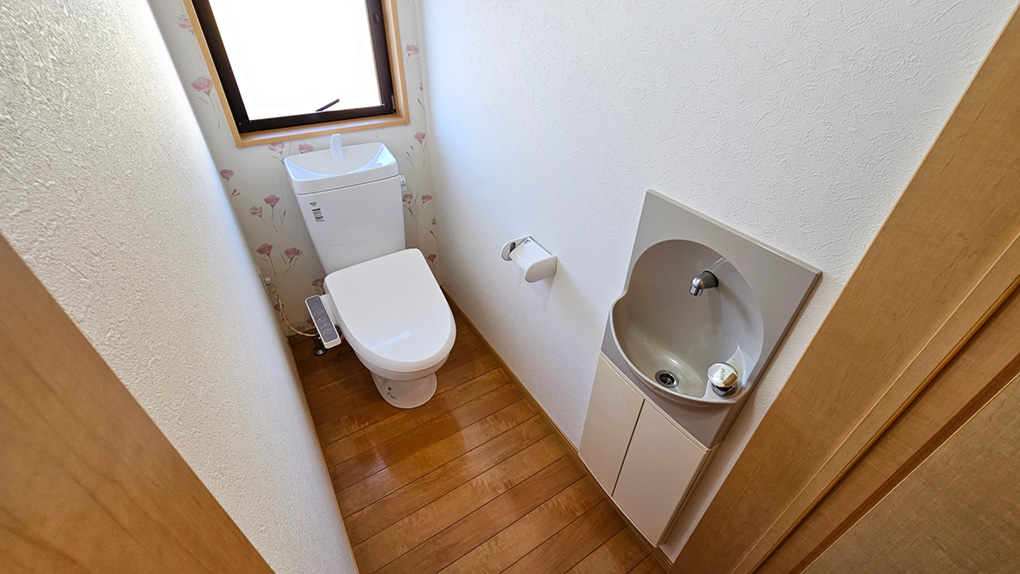 トイレは温水便座が設置されており、手洗い器も付いています。