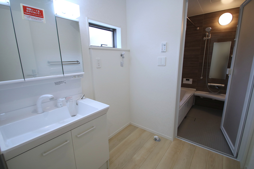 キッチンから洗面所と浴室への動線は、使い勝手を考えた設計。