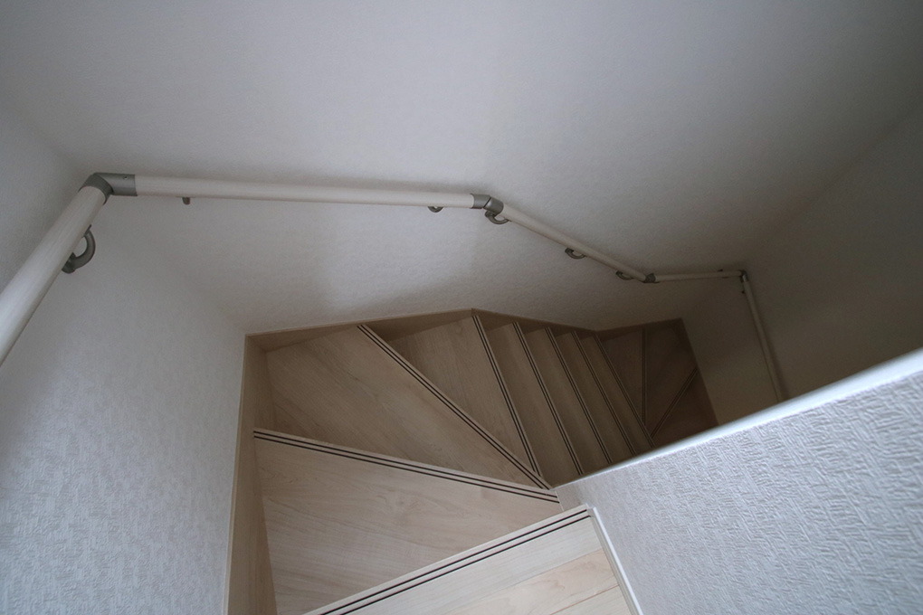 階段の踏板には滑り止めの加工、壁には手摺が付いています。