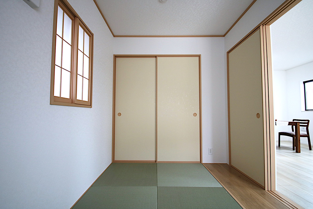 リビングと続き間の5帖和室は、リラックスした空間を提供します。