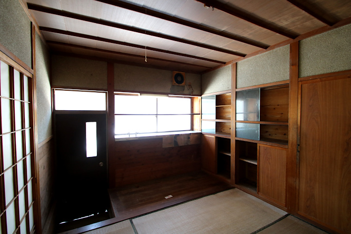 当時は板間にキッチンがあったので側面壁に造り付けの食器棚収納が残っています。