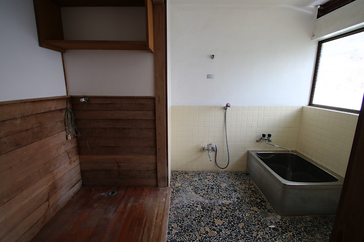 タイル・漆喰壁・木板で仕上げた浴室と脱衣スペース。