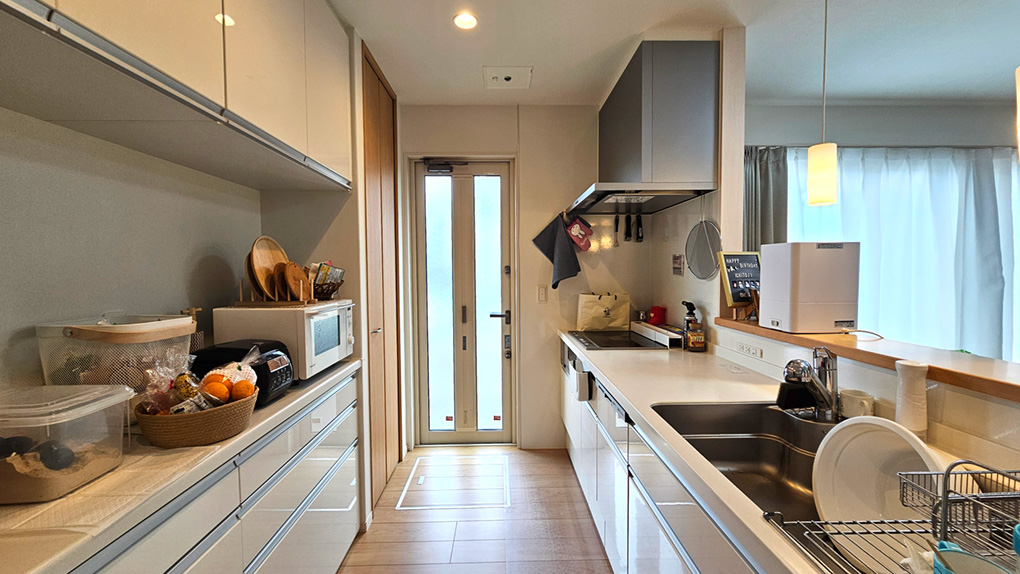 キッチンの背面には食器や調理器具をスッキリ収納できるカップボード。
