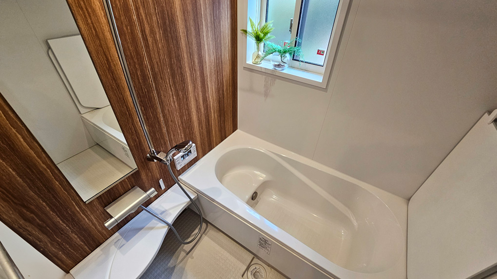 広々した浴槽とシャワースペースが魅力の1坪タイプのユニットバスルーム。
