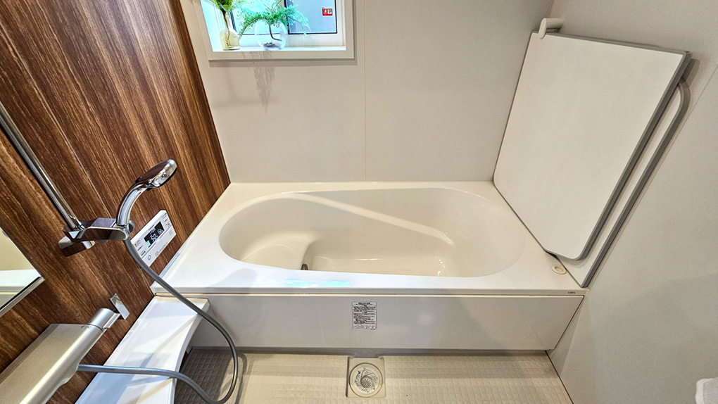 追い炊きと浴室暖房乾燥機能付き、入浴中も快適な湯温が保てるユニットバス。