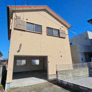 奥行きのあるアプローチと複数台駐車可能な敷地