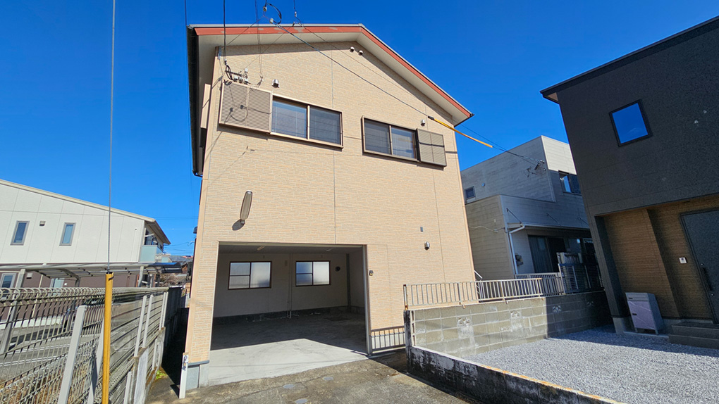 ビルトインガレージを備えた重厚感ある外観全景