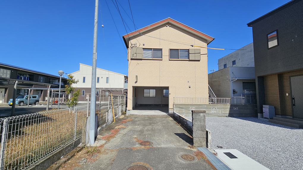 奥行きのあるアプローチと複数台駐車可能な敷地