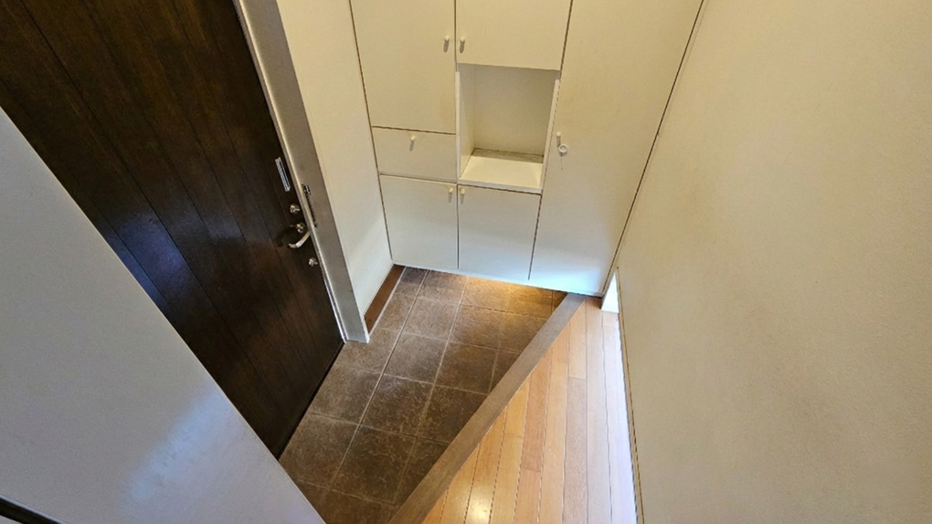 収納をしっかり確保したゆとりある玄関ホール