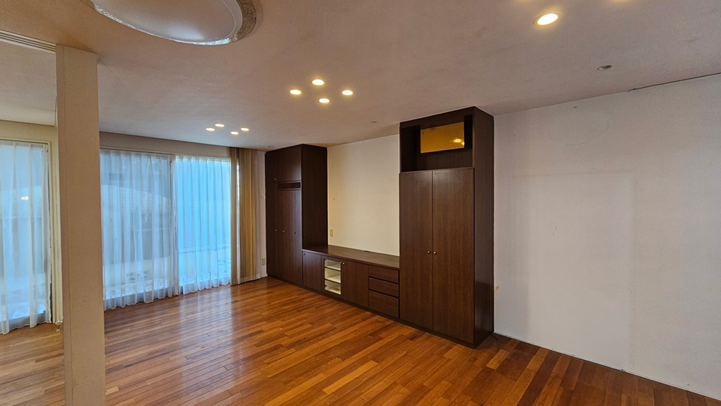 壁面収納付きで生活感を抑えたリビング空間