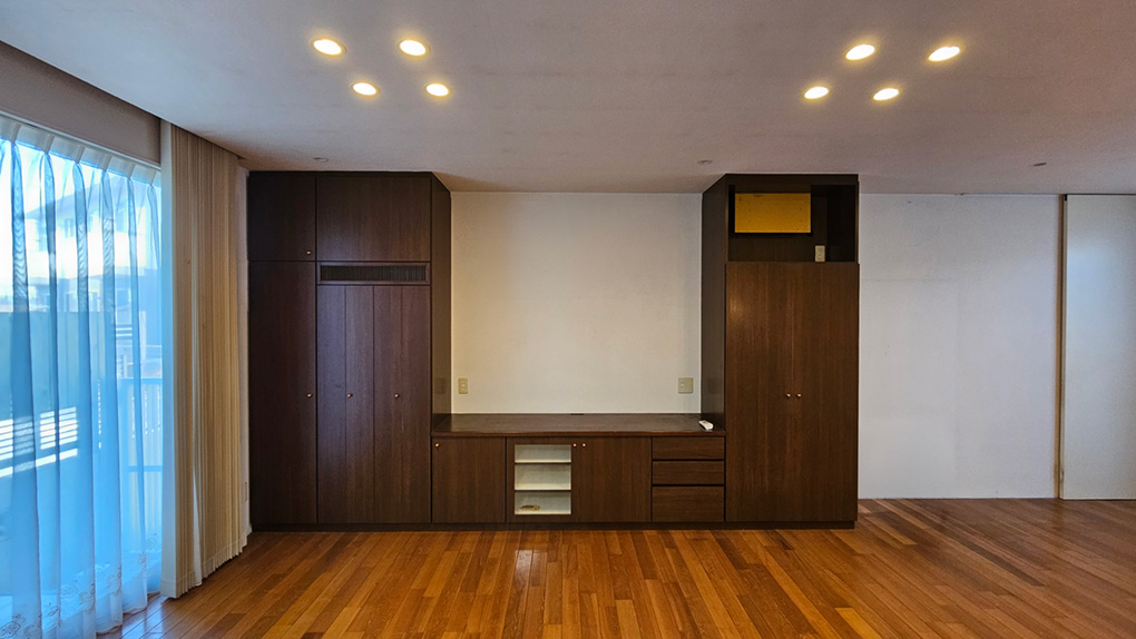 造作収納が調和する落ち着いたリビング空間