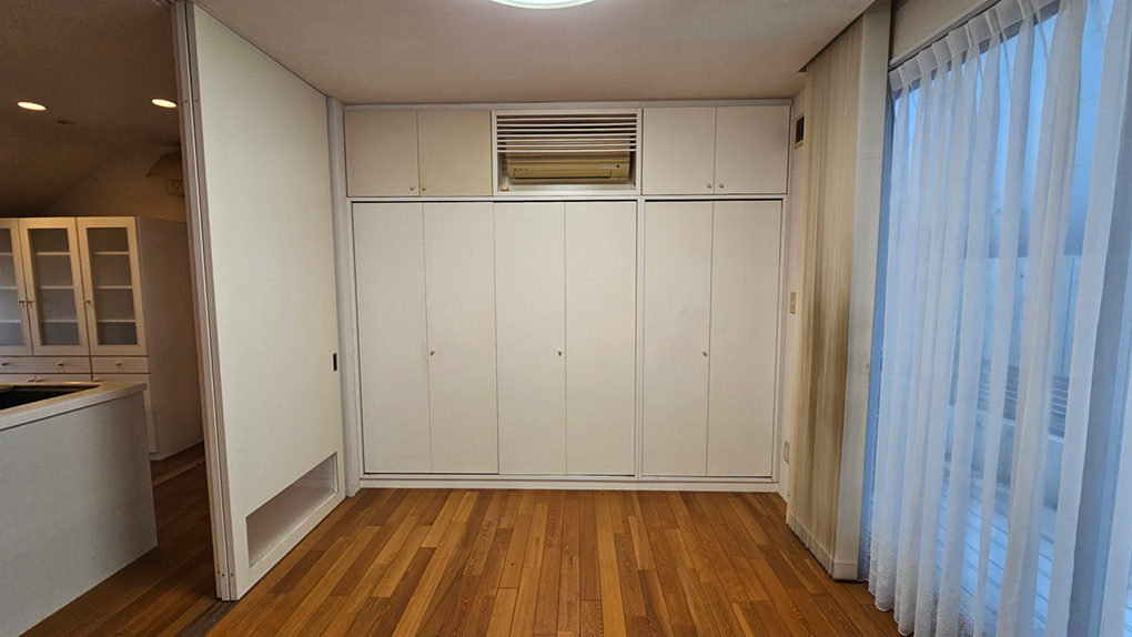 採光と収納を備えた使い勝手の良い洋室