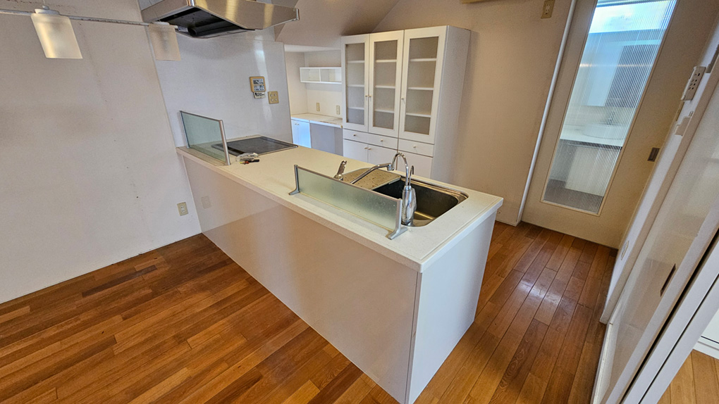 フルフラット対面式の開放的なキッチン