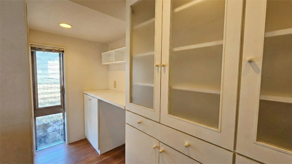 勝手口と大型収納を備えたカップボード