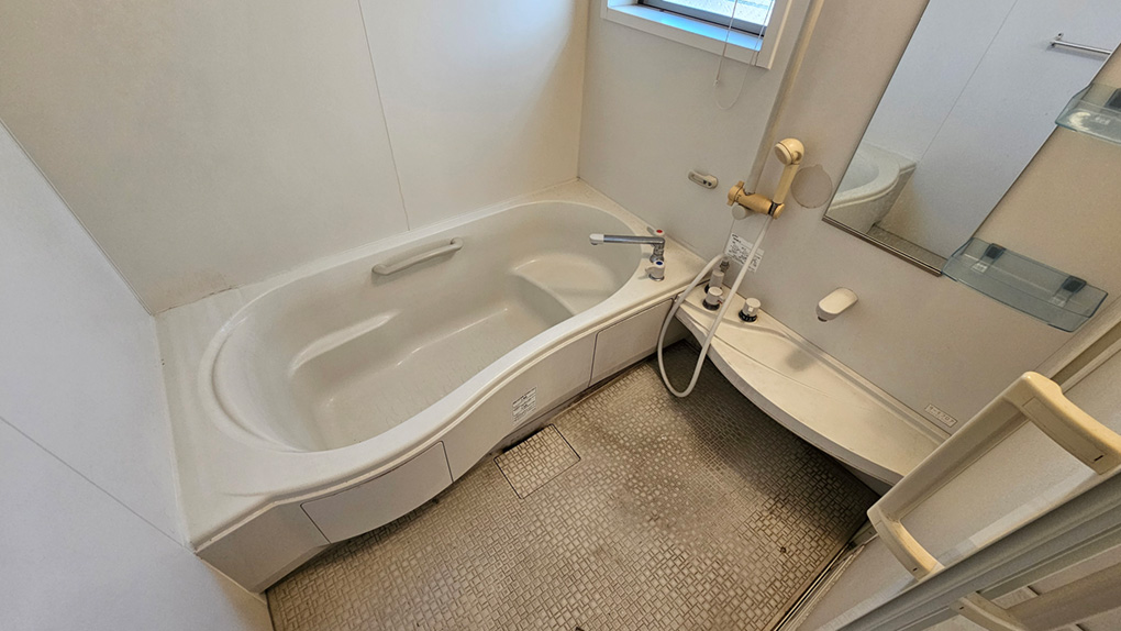 窓付きで換気しやすい清潔感ある浴室