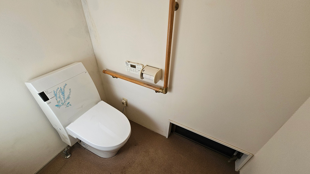 手すり設置で安心感のある広めのトイレ