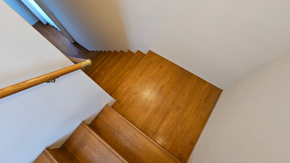 手すり付きで昇降しやすい安全な階段動線