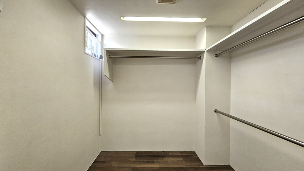 大容量収納を備えたウォークインクローゼット