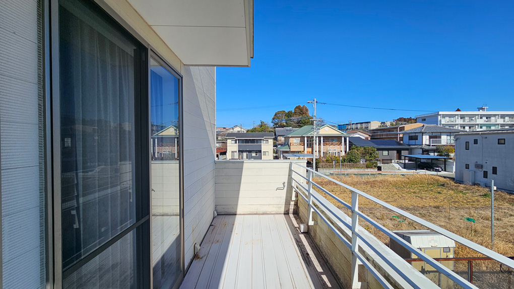 周囲に抜け感がある開放的なバルコニー