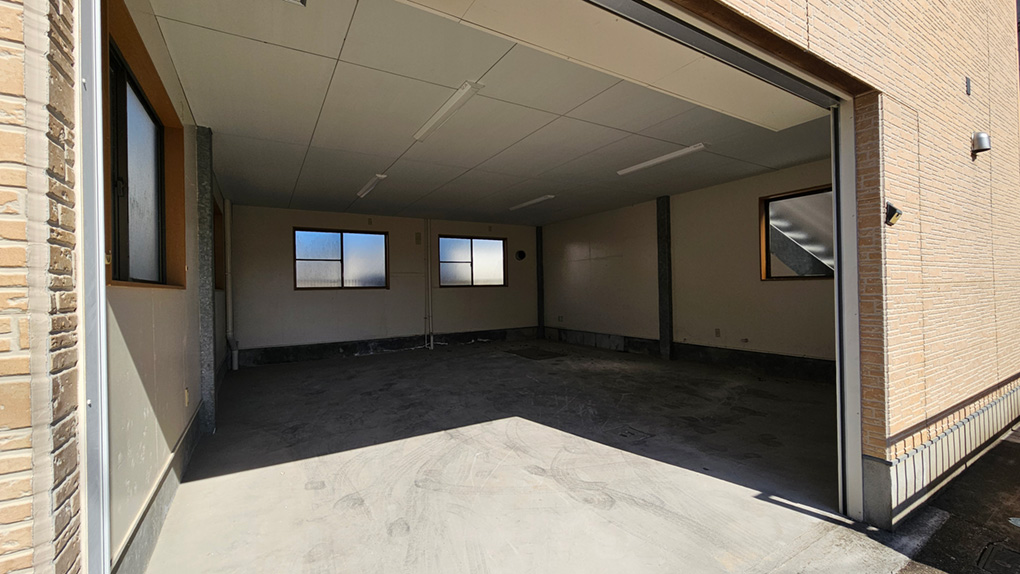 広さと天井高を確保したインナーガレージ