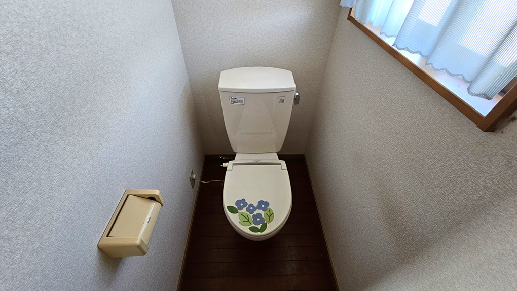 採光を確保した明るさ感じる事務所内の窓