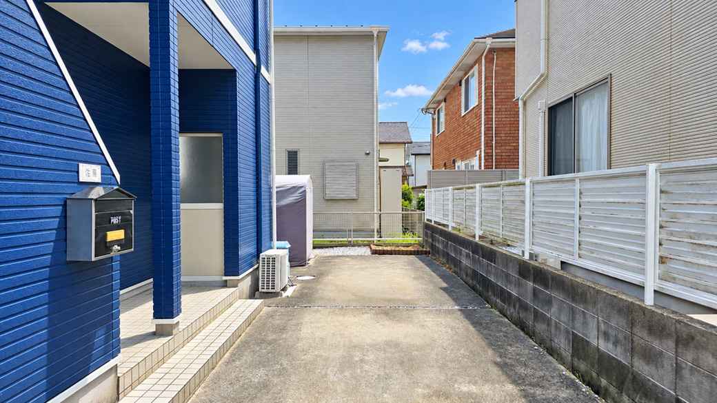 建物西側にも駐車スペース。前面と合わせて車の振り分けを考えられます。