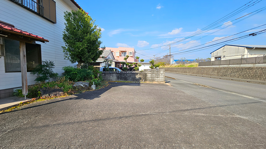 県道沿いですが車の通りも少なく、閑静な住宅地です。