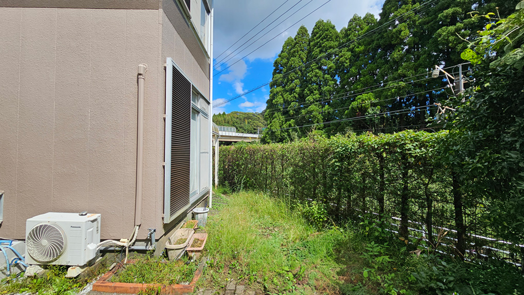 敷地内にはちょっとした家庭菜園ができるスペースもあります。