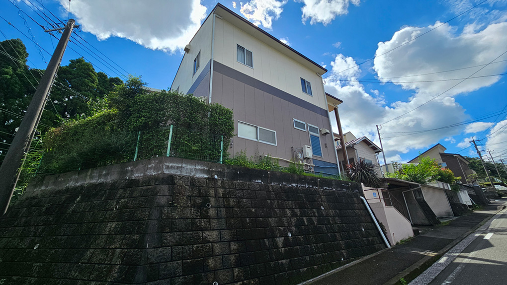 敷地自体が道路より高い場所にあり、二方道路に面しています。