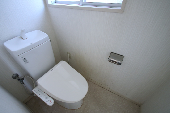 トイレは温水洗浄便座が付いています。