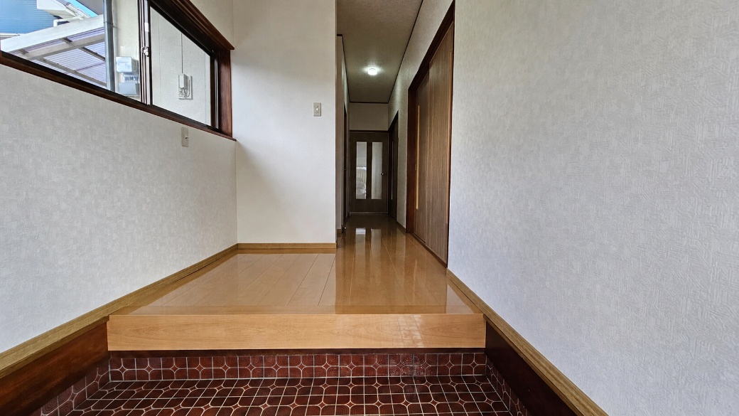 玄関から奥へ伸びるホール。居室が直接見えにくく、来客時にも落ち着きがあります。