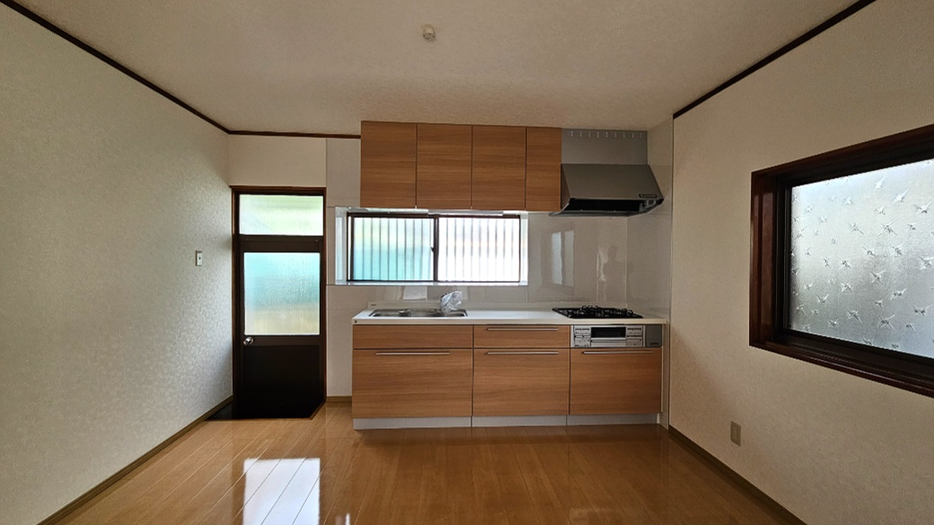 新調されたキッチンは窓に面した壁付け型。調理スペースをすっきり使えます。