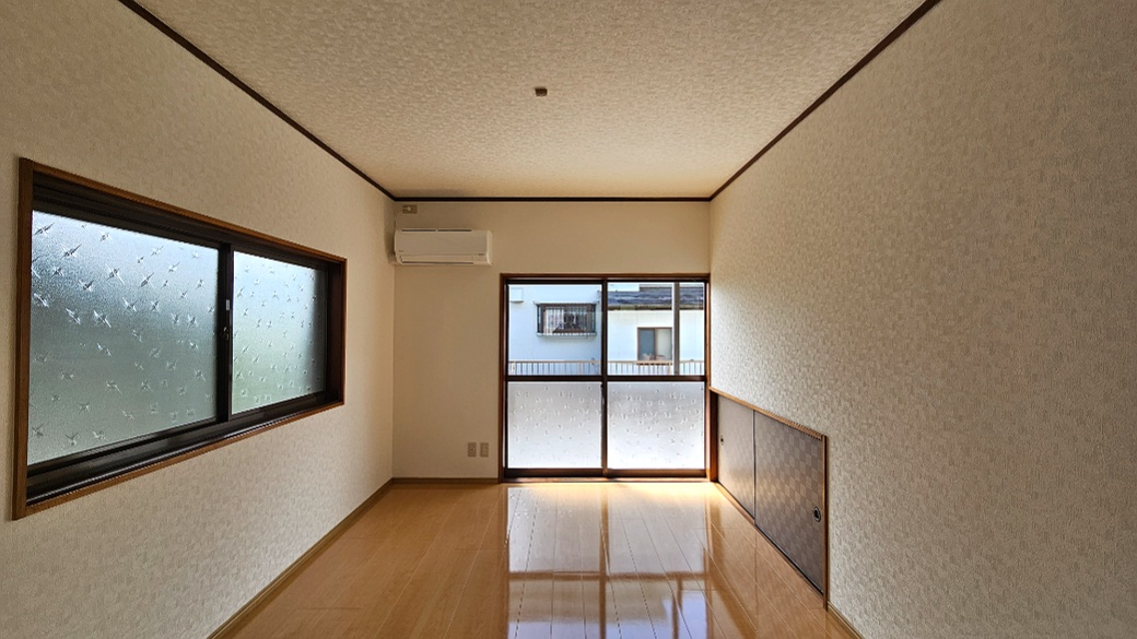 二方向の窓から光が入るLDK。食事とくつろぎの場を分けて使いやすい空間です。