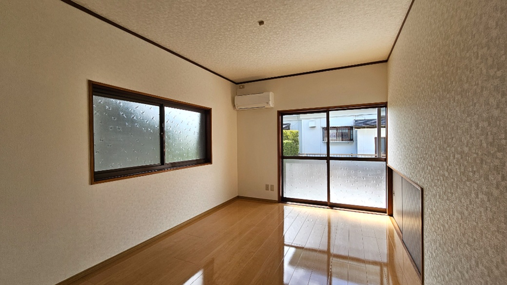 大きな開口から自然光が差し込み、家具を置く前から室内の広がりを感じられます。