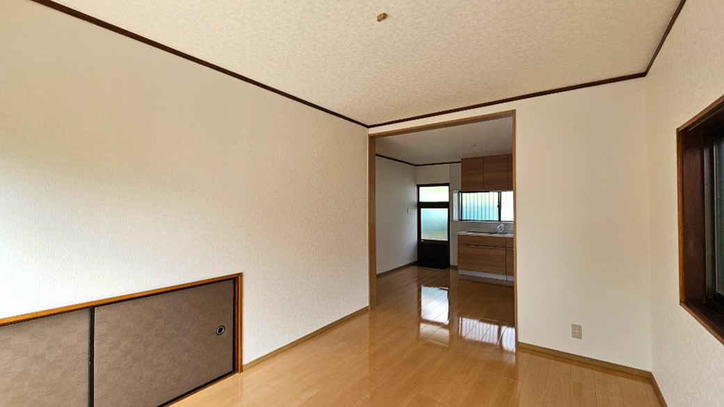 居間からキッチンまで一直線につながり、家族の動きが自然に交わる間取りです。