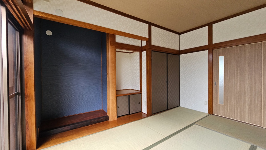 張り替えられた畳と襖が木部になじみ、落ち着いて過ごせる和室に整っています。